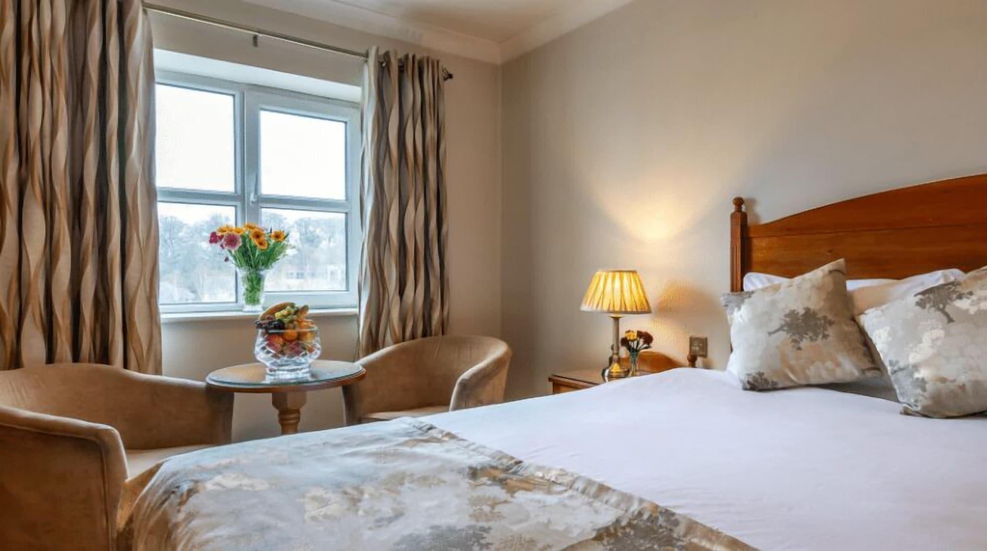 The Newgrange Hotel Наван Екстер'єр фото