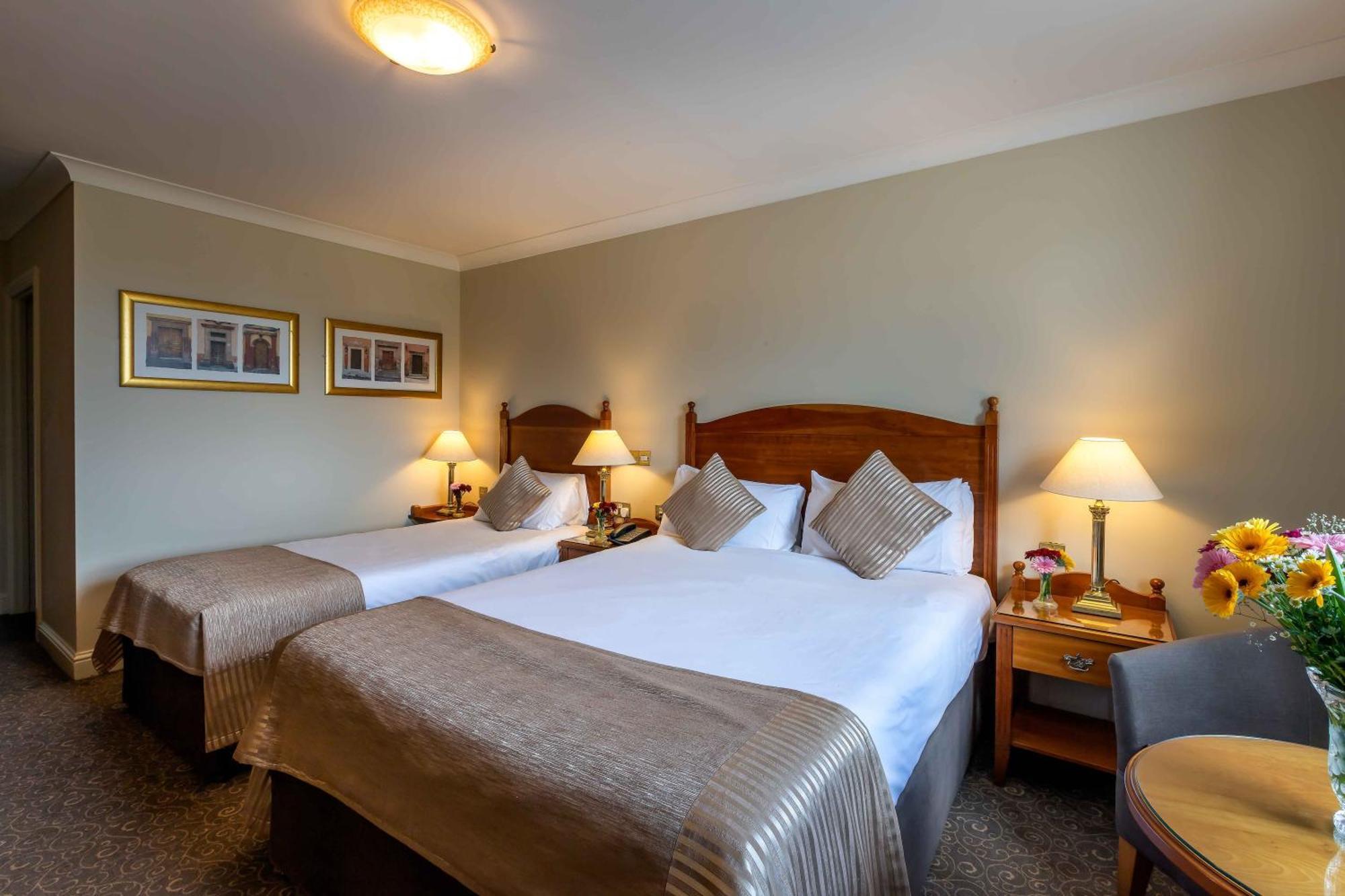 The Newgrange Hotel Наван Екстер'єр фото